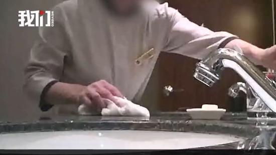▲大V曝光高档酒店卫生乱象:一条毛巾共擦杯具马桶。 新京报“我们”视频截图