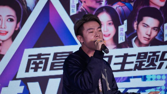 兔三岁正在献唱