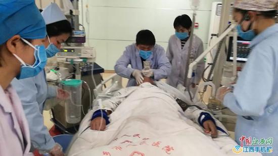 医护人员抢救患者