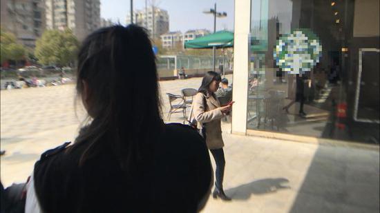 陈丹向记者讲述她的珍爱网经历。