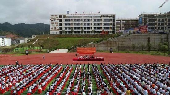 散学典礼现场。新华社发(龚普康摄)