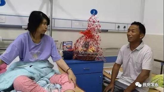 ▲缪连英生前住院期间与村干部研究村里各项工作