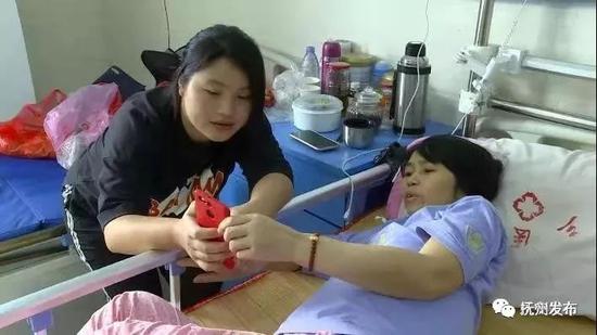 ▲缪连英生前住院期间与乡干部商量村里脱贫攻坚工作