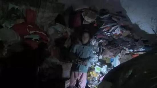 解救现场，被禁锢男童几乎生活在垃圾堆里。 桂林市秀峰区委政法委供图