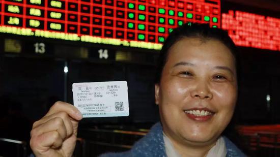 12月24日，南昌市陶女士购买到首张昌赣高铁车票（图/张杰）