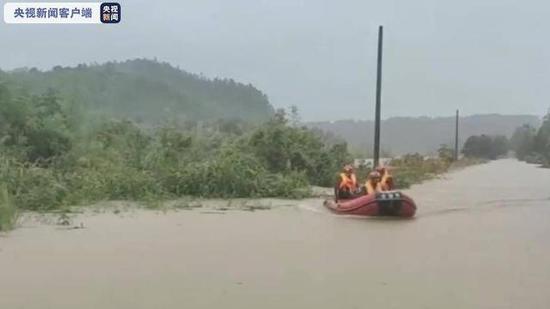 7月7日,江西省景德镇市普降大到暴雨。 央视新闻客户端 图