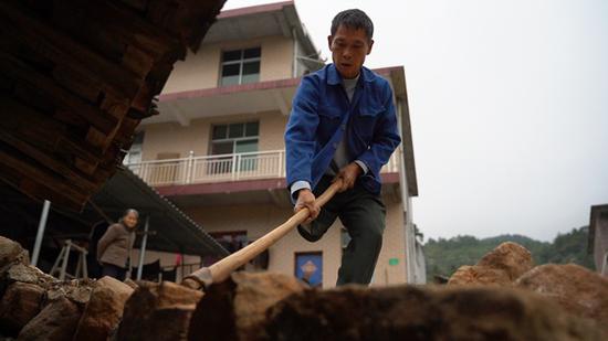 11月2日,范家发在砌家门口的路面。 赵志远 摄