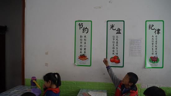 11月5日,南栗小学门口的“小饭桌”,范小勤已经很久没来这里了。 赵志远 摄