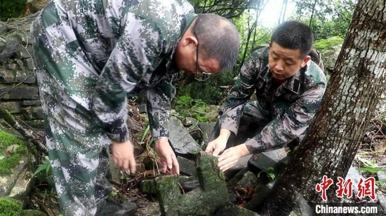 工作人员在碉堡遗迹考察。 邵德初 摄
