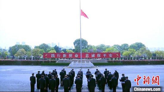 4月4日，江西省公安厅在机关大楼东广场举行悼念活动。现场庄严肃穆，全体民警脱帽肃立，鞠躬默哀，深切悼念抗击新冠肺炎疫情斗争牺牲烈士和逝世同胞。　王宇摄