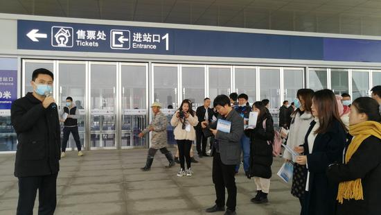 高铁建设指挥部吉安高铁站前指挥中心胡文峰向采访团介绍吉安西站的建设规模及规划情况（张淑芳摄）