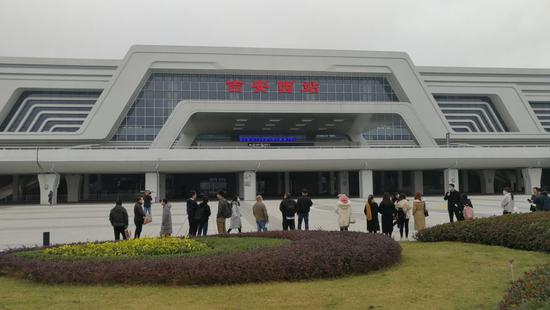 高铁建设指挥部吉安高铁站前指挥中心胡文峰向采访团介绍吉安西站的建设规模及规划情况（张淑芳摄）