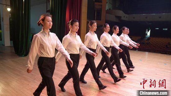 图为南昌客运段动车一队乘务员在进行队列训练。张学东摄