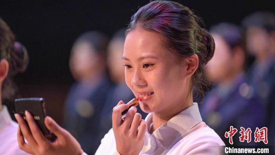 图为南昌客运段动车一队乘务员在进行化妆。张学东摄