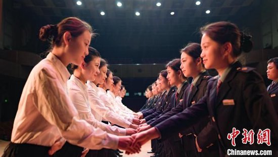 图为南昌客运段动车一队乘务员在进行礼仪培训。张学东摄