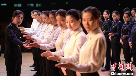 南昌客运段动车一队乘务员在进行引导旅客上车手势培训。张学东摄
