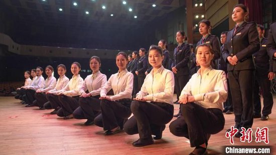 图为南昌客运段动车一队乘务员在进行蹲姿训练。张学东摄