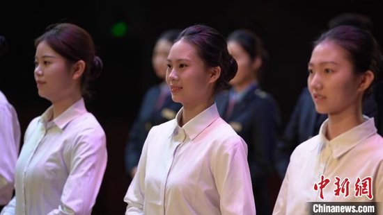 图为南昌客运段动车一队乘务员在进行微笑培训。张学东 摄