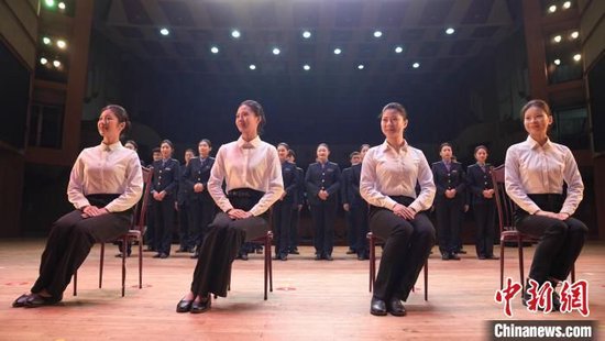 图为南昌客运段动车一队乘务员在进行坐姿培训。张学东摄