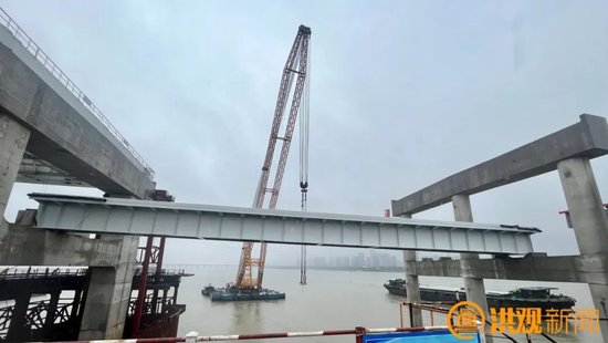 2023年4月5日,复兴大桥慢行系统首节段钢梁吊装完成