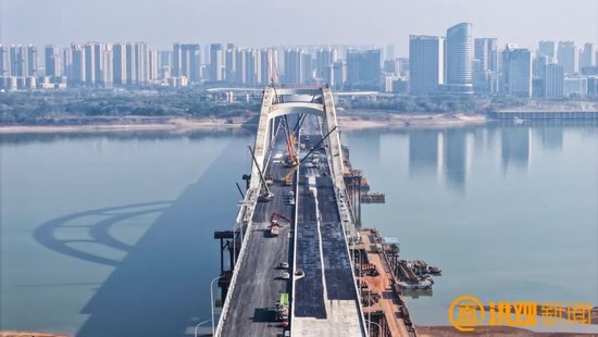 2023年12月8日,复兴大桥主线底层沥青摊铺已经完成50%,计划年底主线贯通