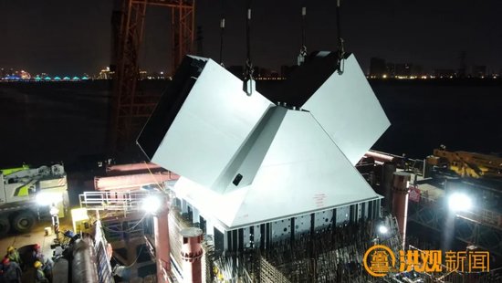2022年7月15日,复兴大桥首个290吨重钢拱脚顺利完成吊装