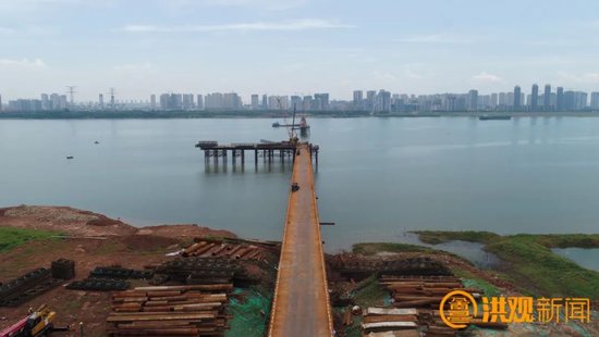 2021年7月,复兴大桥前期钢栈桥施工现场