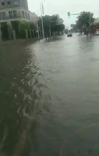 银燕物流多条道路积水严重