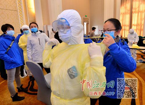 2月18日,江西支援随州市医疗队第三批到达的126名队员,进行了为期一天的培训,为到抗疫临床一线做好充分准备。本报特派首席记者杨继红摄