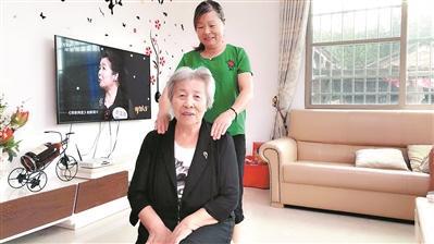 陈永红(后)给老人按摩。