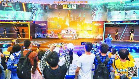 2019世界VR产业大会VR电竞大赛“开战”，吸引了许多年轻人观看 徐铮/摄