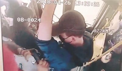 “口罩男”在行窃(视频截图)