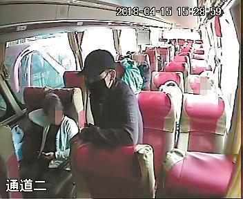 “乘务员”上车后站在过道上。