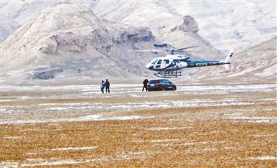 警用直升机低空悬停救援被困者供图/都兰县公安局