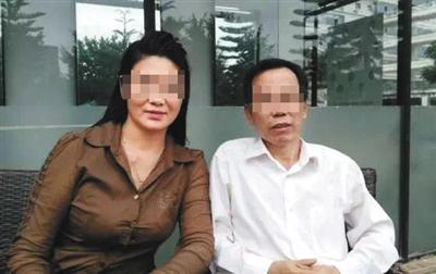 江先路(右)生前与赵璟娅合影。受访者供图
