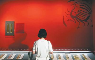 观众参观展览。新华社记者 金良快摄