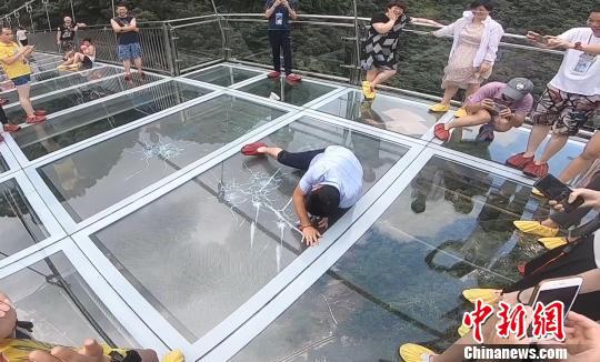 古龙峡玻璃吊桥5D声光电特效装置“吓哭”游客。 许青青 摄
