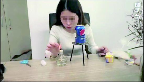 抖音号“办公室小野”中用易拉罐自制爆米花的画面。 (视频截图)