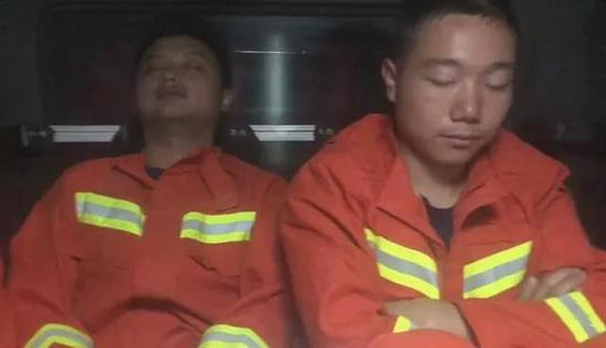 队友拍摄返程途中睡着的消防员。