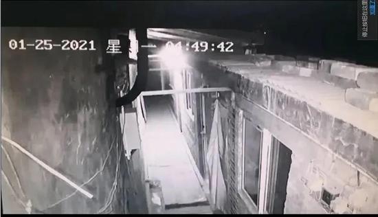 凌晨4时49分42秒,一个亮点被摄像头捕捉。