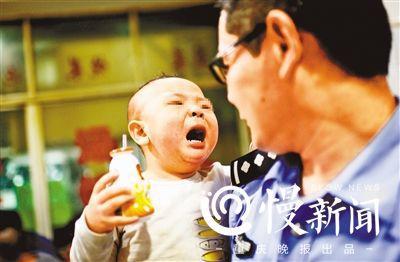 耐心哄着哭闹小恺文。
