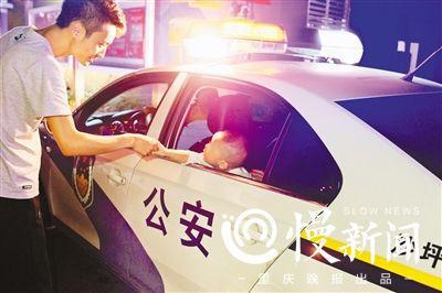 临走前,小恺文与民警姜豪握手告别。