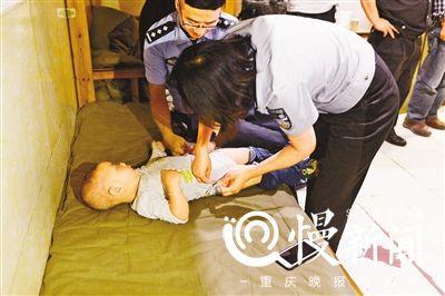 给小恺文换尿不湿。