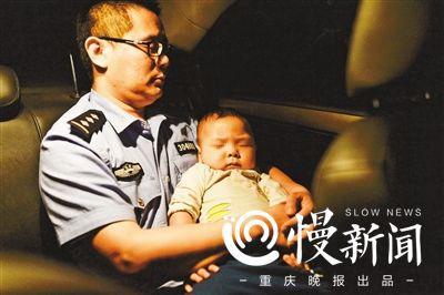 在回涪陵的路上,小恺文睡在民警怀里。