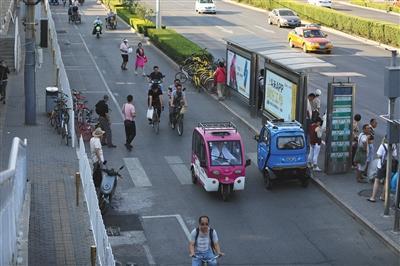 6月28日,天坛东门辅路上,一辆老年代步车正在逆行.