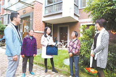 崇仁县纪委监委调查人员在相山镇走访。 方洲美摄