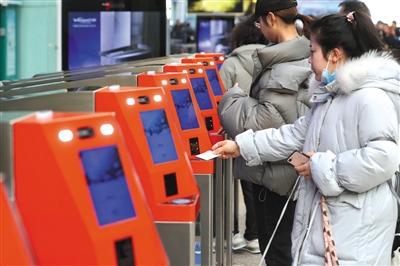 1月4日,北京南站,乘客刷身份证直接进站乘车。新京报记者 王贵彬 摄