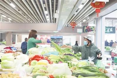 铅山县加大市场供给。11月3日，县城一农贸市场内货源充足，市民正在选购蔬菜。