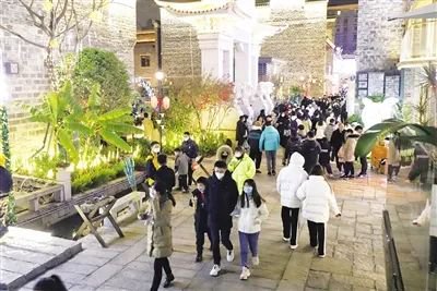 市民游客在万寿宫历史文化街区游玩