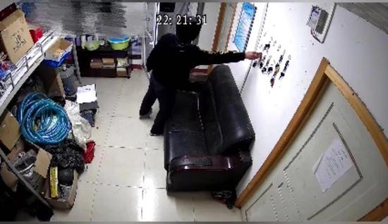 嫌疑人在值班室内偷走钥匙。警方供图